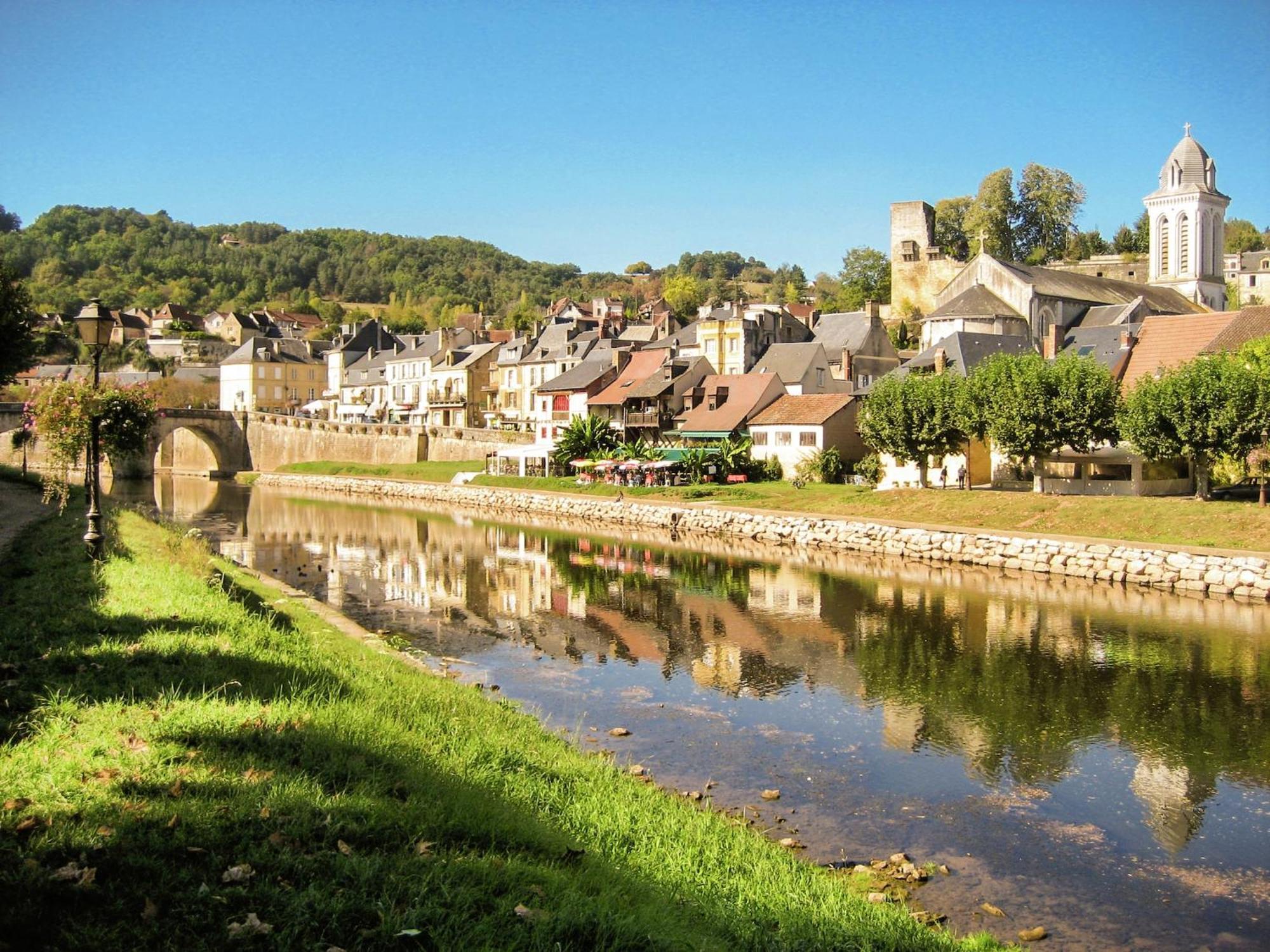 Lovely In Le Moustier With Terrace Holiday home